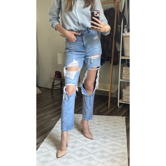 0192. American Eagle Distressed Ripped Jeans Light Wash High‎ Rise Mom Jeans - Picture 4 of 11